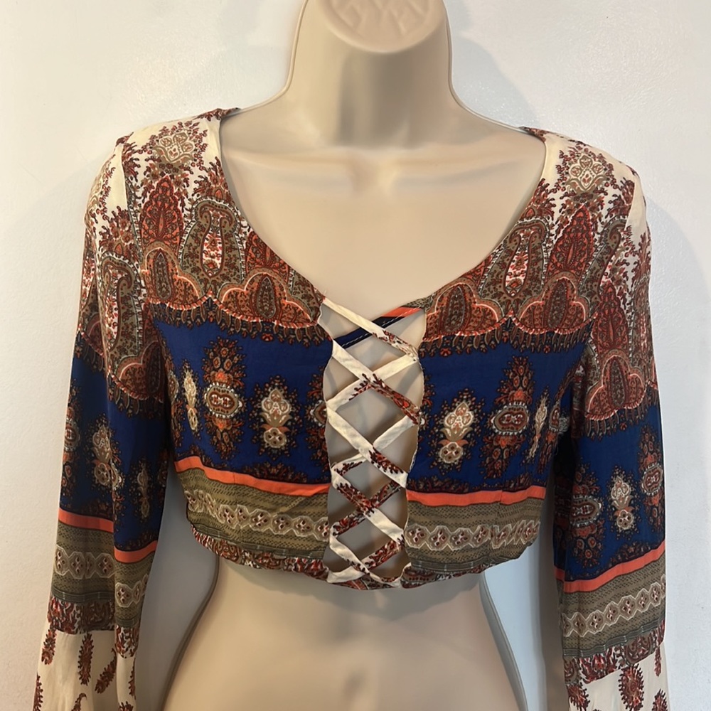 ONE WAY Boho Bell Sleeve Crop Top Criss Cross Front Design Detail - Picture 3 of 10